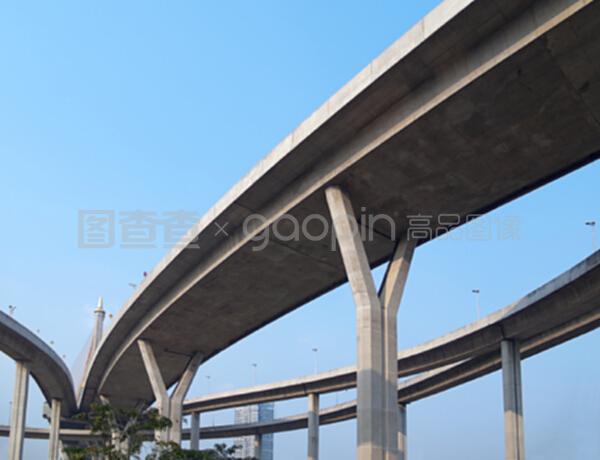 十字路口上的高速公路 公路工程建筑的抉擇與創新